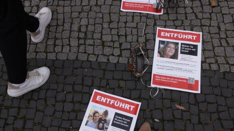 Un visiteur se promène parmi des affiches d'otages israéliens probablement détenus par le Hamas à Gaza, dans une installation où des chaussures sont attachées à des ballons rouges, le 28 octobre 2023 à Berlin, en Allemagne.(Crédit photo Sean Gallup/Getty Images)
