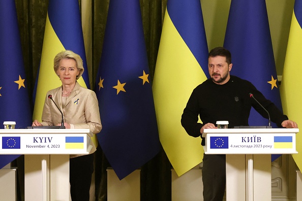 La présidente de la Commission européenne Ursula von der Leyen et le président ukrainien Volodymyr Zelensky à Kiev, le 4 novembre 2023. (Photo ANATOLII STEPANOV/AFP via Getty Images)