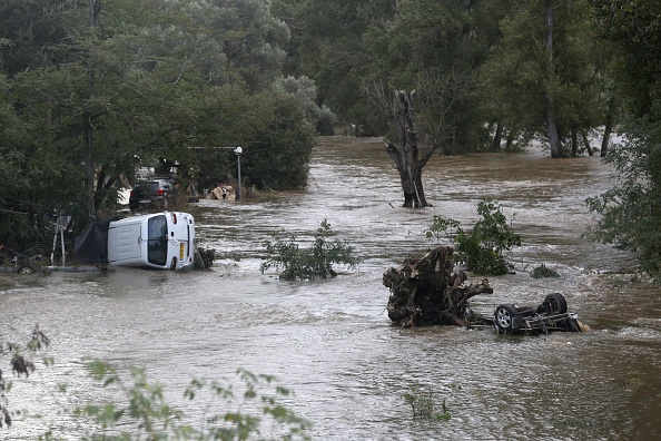 Des voitures dans la rivière Prunelli après les inondations provoquées par la tempête Domingos en Corse. (Photo PASCAL POCHARD-CASABIANCA/AFP via Getty Images)