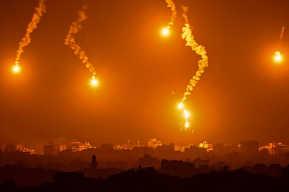 Des fusées éclairantes larguées par les forces israéliennes près de Sderot le long de la frontière avec la bande de Gaza le 5 novembre 2023. (Photo ARIS MESSINIS/AFP via Getty Images)
