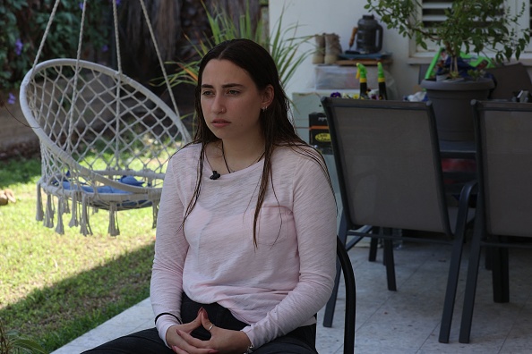 Irene Shavit, la petite amie de Netta Epstein, citoyen israélien de 21 ans qui est mort en sautant sur une grenade lors de l'attaque du 7 octobre par les terroristes du Hamas, interviewée à Bitzaron le 3 novembre 2023. (Photo GIL COHEN-MAGEN/AFP via Getty Images)