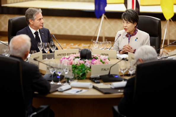 Le secrétaire d'État américain Antony Blinken (en haut à g.) avec son homologue japonaise Yoko Kamikawa (en haut à dr.) dans le cadre de la réunion des ministres des Affaires étrangères du G7 à Tokyo, le 7 novembre 2023. (Photo JONATHAN ERNST/POOL/AFP via Getty Images)