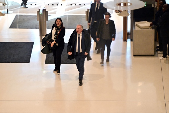 Le président du MoDem François Bayrou (à dr.) arrive à son procès au tribunal judiciaire de Paris aux Batignolles. (Photo MIGUEL MEDINA/AFP via Getty Images)