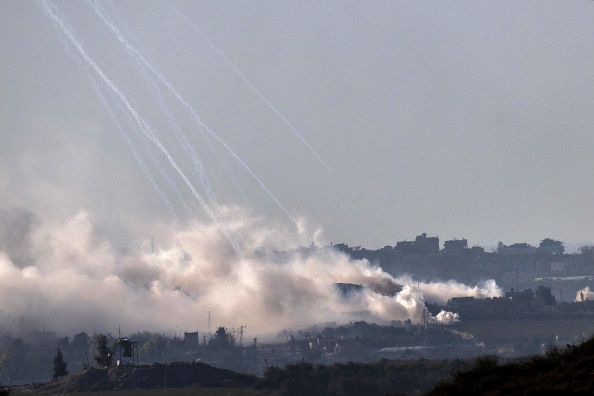 La fumée s'élevant du nord de la bande de Gaza lors d'un bombardement par les forces israéliennes, le 07 novembre 2023. (Photo ARIS MESSINIS/AFP via Getty Images)