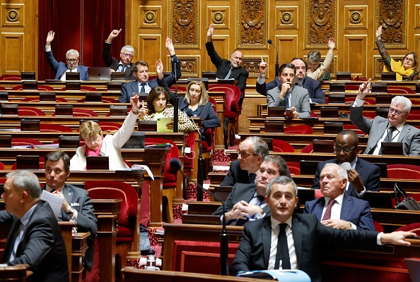 Les sénateurs votent lors d'un débat sur le projet de loi sur l'immigration au Sénat à Paris, le 7 novembre 2023. (Photo LUDOVIC MARIN/AFP via Getty Images)