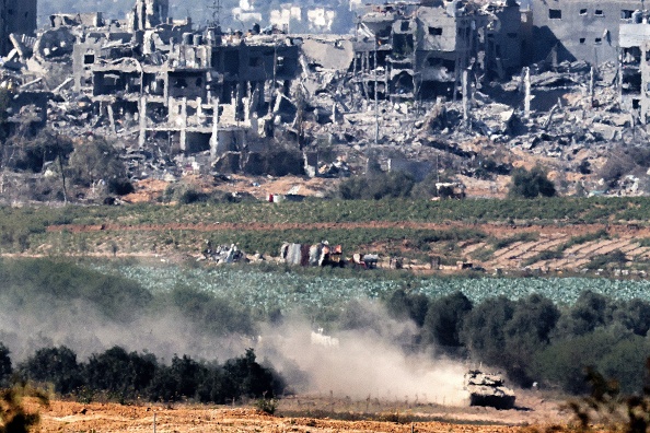 Un char de combat de l'armée israélienne se déplace dans la bande de Gaza, le 8 novembre 2023. (Photo JACK GUEZ/AFP via Getty Images)