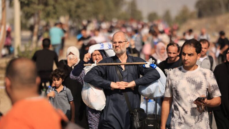 Des familles palestiniennes fuyant la ville de Gaza et d'autres parties du nord de Gaza vers les zones méridionales le 9 novembre 2023. (Photo MAHMUD HAMS/AFP via Getty Images)