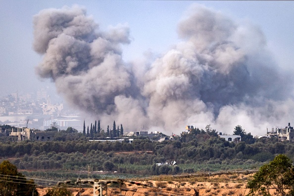 La fumée s'élevant au-dessus des bâtiments lors d'une frappe israélienne, dans le cadre des batailles avec l'organisation terroriste Hamas, le 11 novembre 2023. (Photo KENZO TRIBOUILLARD/AFP via Getty Images)