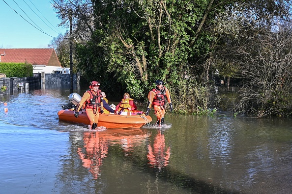 Les habitants du village de Valencendre près du Touquet sont évacués sur un bateau par les sauveteurs le 11 novembre 2023. (Photo BERNARD BARRON/AFP via Getty Images)