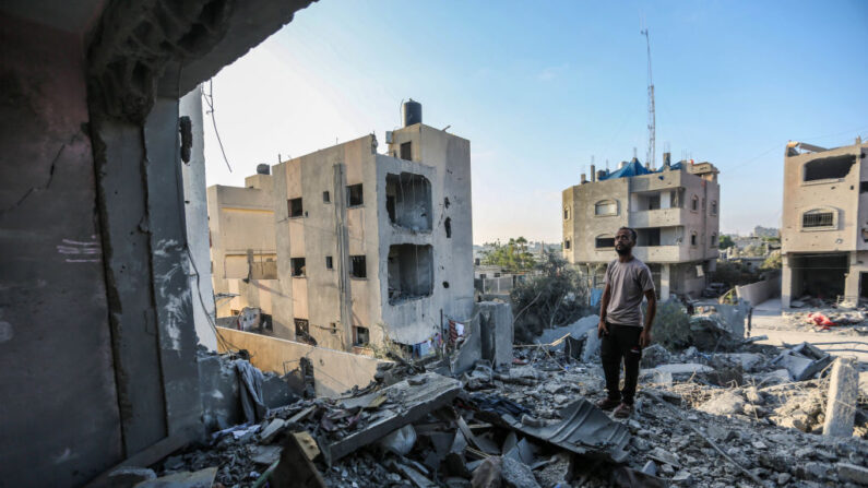 Des bâtiments détruits lors de raids aériens israéliens dans le sud de la bande de Gaza, le 6 novembre 2023 à Khan Yunis. (Photo Ahmad Hasaballah/Getty Images)