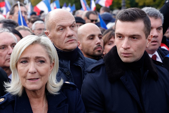 Marine Le Pen (à g.) lors d'une manifestation contre l'antisémitisme à Paris, le 12 novembre 2023. (Photo GEOFFROY VAN DER HASSELT/AFP via Getty Images)