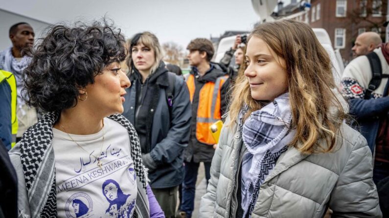 L'activiste climatique suédoise Greta Thunberg (à dr.) et la Néerlandaise-Afghane Sahar Shirzad participent à une marche pour le climat et la justice, à Amsterdam le 12 novembre 2023. (Photo ROBIN UTRECHT/ROBIN UTRECHT/ANP/AFP via Getty Images)