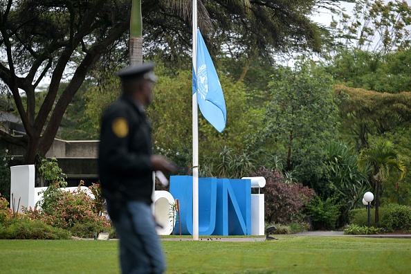 Le drapeau des Nations Unies en berne pour pleurer les vies des travailleurs de l'ONU perdus pendant la guerre Israël-Hamas, à l'Office des Nations Unies de Nairobi (UNON), le 13 novembre 2023. (Photo SIMON MAINA/AFP via Getty Images)