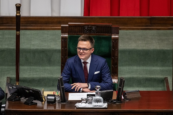 Szymon Holownia, nouvellement nommé président du Parlement et membre du parti de la Troisième voie, s'adresse à la session d'inauguration du Parlement polonais à Varsovie, le 13 novembre 2023. (Photo : WOJTEK RADWANSKI/AFP via Getty Images)