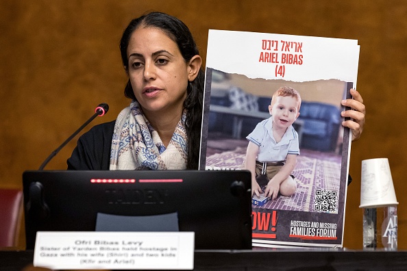 Ofri Bibas Levy, sœur de Yarden Bibas pris en otage avec sa femme et ses deux enfants Kfir et Ariel dans la bande de Gaza par le Hamas, lors d'une conférence de presse au Palais des Nations, à Genève le 14 novembre 2023. (Photo PIERRE ALBOUY/AFP via Getty Images)