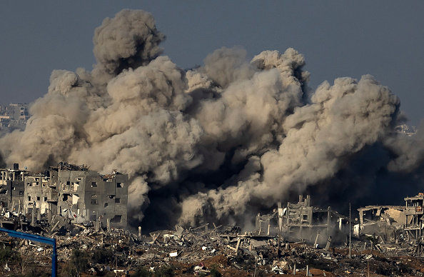 De la fumée s'élève lors d'un bombardement militaire israélien dans le nord de la bande de Gaza, le 15 novembre 2023. (Photo FADEL SENNA/AFP via Getty Images)