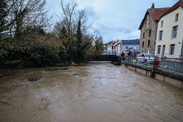Un cours d'eau en crue à Saint-Étienne-au-Mont, le 15 novembre 2023. (Photo FRANÇOIS LO PRESTI/AFP via Getty Images)