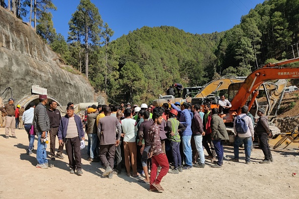 Devant le tunnel routier en construction qui s'est effondré dans le district d'Uttarkashi dans l'État indien de l'Uttarakhand, le 15 novembre 2023. (Photo AFP via Getty Images)