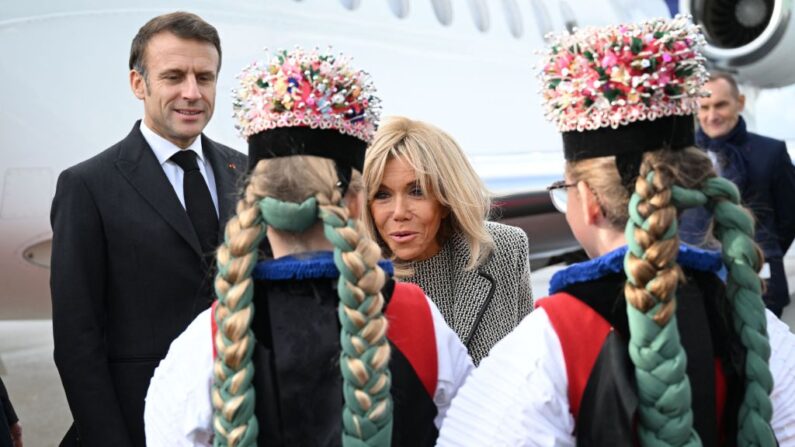 Emmanuel Macron et son épouse sont accueillis à leur arrivée en Suisse, le 15 novembre 2023. (Photo BERTRAND GUAY/AFP via Getty Images)
