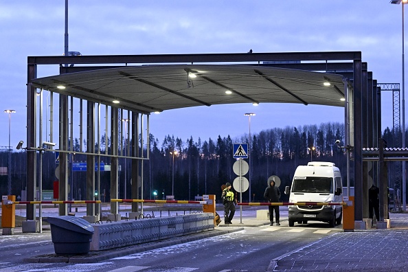 Des gardes-frontières contrôlent un véhicule au poste-frontière de Nuijamaa entre la Russie et la Finlande à Lappeenranta, tôt le matin du 16 novembre 2023. (Photo VESA MOILANEN/Lehtikuva/AFP via Getty Images)