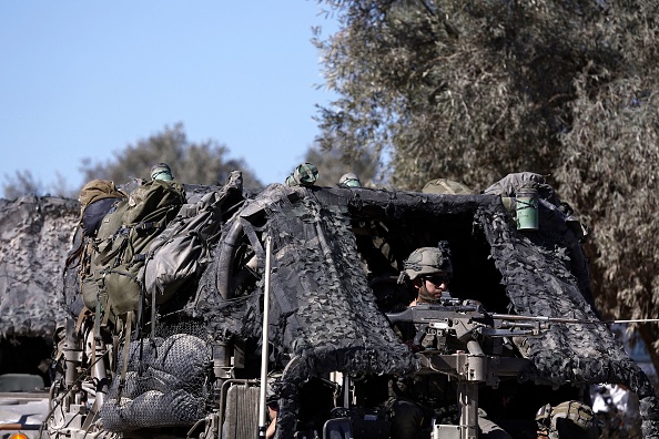 Des soldats israéliens dans un véhicule blindé le long de la frontière avec la bande de Gaza, le 16 novembre 2023. (Photo KENZO TRIBOUILLARD/AFP via Getty Images)