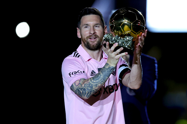 Lionel Messi #10 de l'Inter Miami hisse son trophée lors de la présentation du trophée du Ballon d'Or, le 10 novembre 2023 à Fort Lauderdale, Floride. (Photo Megan Briggs/Getty Images)