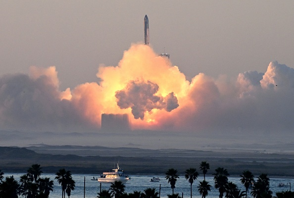 La fusée Starship de SpaceX est lancée depuis la base Starbase lors de son deuxième vol d'essai à Boca Chica, au Texas, le 18 novembre 2023. (Photo TIMOTHY A. CLARY/AFP via Getty Images)