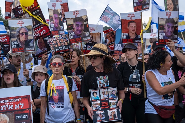 Les familles des otages mènent une marche de Tel Aviv à Jérusalem, en Israël. (Photo TAMAR SHEMESH/Middle East Images/AFP via Getty Images)