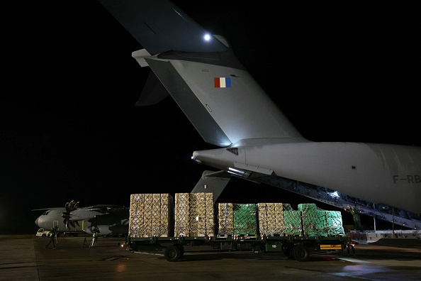 Des boîtes d'aide humanitaire destinées à la bande de Gaza, prêtes à être chargées dans un Airbus A400M cargo français, en direction de l'Égypte, le 20 novembre 2023. (Photo THOMAS SAMSON/AFP via Getty Images)