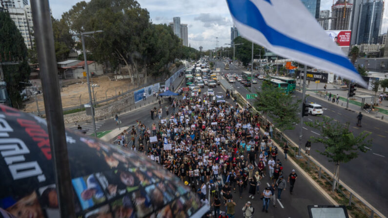 Des familles d'otages et de leurs sympathisants marchent pendant les cinq jours de la « Marche pour les otages » de la place du Musée à Tel Aviv au bureau du Premier ministre à Jérusalem, le 14 novembre 2023 à Tel Aviv. (Photo Alexi J. Rosenfeld/Getty Images)