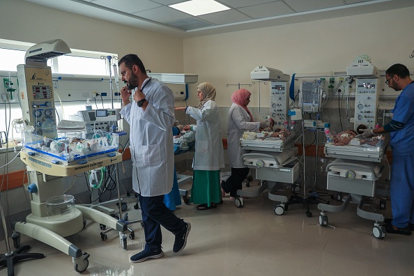 Plusieurs médecins de l'hôpital al-Chifa ont été emmenés par des soldats israéliens lors des fouilles. (Photo SAID KHATIB/AFP via Getty Images)
