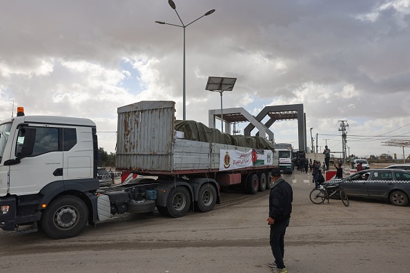 Un convoi d'aide humanitaire transportant un hôpital de campagne jordanien entre dans la bande de Gaza par le point de passage de Rafah avec l'Égypte. (Photo MOHAMMED ABED/AFP via Getty Images)