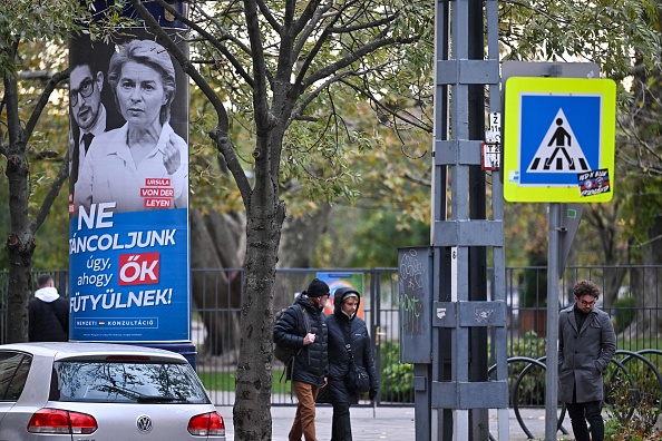 Une affiche montrant la présidente de la Commission européenne Ursula von der Leyen et Alexander Soros, fils du milliardaire hongrois et américain George Soros, avec l'inscription "Ne dansons pas à leur rythme". (Photo : ATTILA KISBENEDEK/AFP via Getty Images)