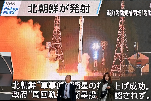 Un écran affichant le lancement du satellite de reconnaissance nord-coréen « Malligyong-1 », dans le quartier d'Akihabara à Tokyo, le 22 novembre 2023. (Photo KAZUHIRO NOGI/AFP via Getty Images)
