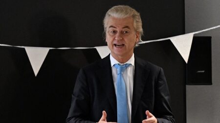 Pays-Bas: le parti de Geert Wilders arrivé en tête des élections législatives au défi de former une coalition