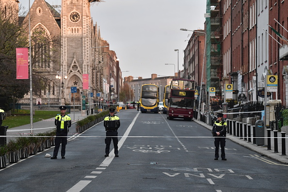 Trois officiers de police se tiennent près de la scène de crime de l'attaque au couteau du 24 novembre 2023 à Dublin, en Irlande.   (Charles McQuillan/Getty Images)