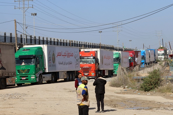 Des camions transportant de l'aide humanitaire entrent dans la bande de Gaza par le point de passage de Rafah avec l'Égypte, quelques heures après le début de la trêve. (Photo SAID KHATIB/AFP via Getty Images)