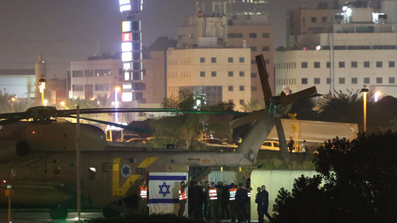 Un hélicoptère israélien transportant des otages libérés atterrit au centre médical Schneider de Tel Aviv, le 24 novembre 2023. (Photo FADEL SENNA/AFP via Getty Images)