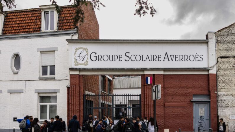 Des élèves quittent le lycée Averroès de Lille, le 28 septembre 2023. (Photo: SAMEER AL-DOUMY/AFP via Getty Images)