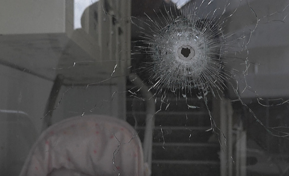 Une capture vidéo réalisée le 27 novembre 2023 montre l'un des nombreux impacts de balles sur une fenêtre d'un immeuble résidentiel, après qu'un homme d'une cinquantaine d'années a été tué à Dijon le 25 novembre. (Photo AFP via Getty Images)