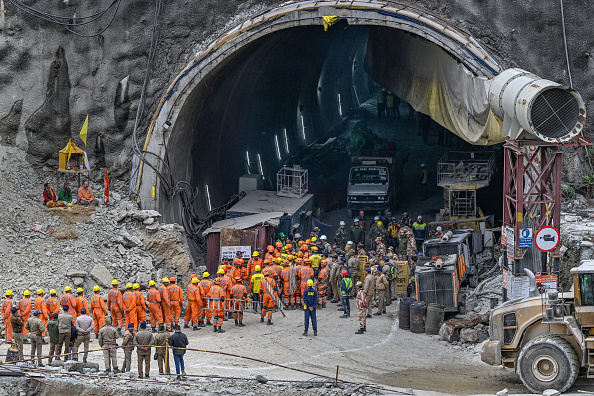 Les secouristes sont rassemblés près de l'entrée du tunnel Silkyara en construction, qui s'est effondré dans le district d'Uttarkashi, dans l'État indien de l'Uttarakhand, le 28 novembre 2023. (Photo SAJJAD HUSSAIN/AFP via Getty Images)