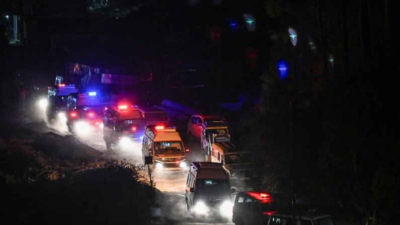 Des ambulances transportant des travailleurs secourus quittent les lieux après que les équipes d'urgence et de secours ont sorti tous les travailleurs piégés du tunnel Silkyara en Inde, le 28 novembre 2023. (Photo SAJJAD HUSSAIN/AFP via Getty Images)
