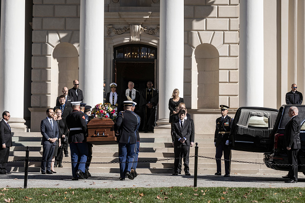 Le cercueil de l'ancienne Première dame des États-Unis, Rosalynn Carter, est transporté pour un service d'hommage à l'église Glenn Memorial d'Atlanta (Géorgie), le 28 novembre 2023. (Photo : CHRISTIAN MONTERROSA/AFP via Getty Images)