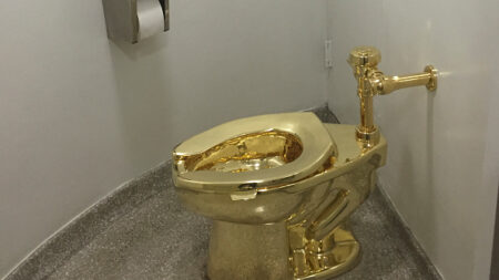 Quatre hommes inculpés pour le vol d’un WC en or massif dans un palais anglais