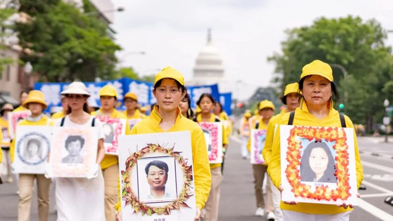 Des pratiquants de Falun Gong commémorent le jour  anniversaire du début de la persécution de la méthode par le régime chinois, à Washington, le 20 juillet 2023. (Samira Bouaou/Epoch Times)