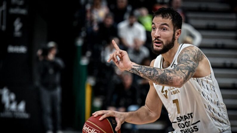 L'Asvel a glané une deuxième victoire cette saison en Euroligue, jeudi sur le parquet de l'ALBA Berlin (73-68) à l'occasion de la 8e journée. (Photo : JEAN-PHILIPPE KSIAZEK/AFP via Getty Images)