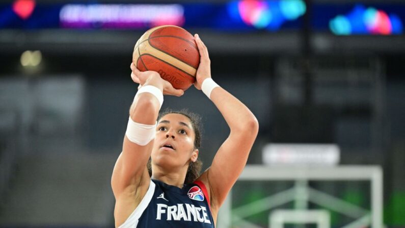 L'équipe de France féminine de basket gagne largement contre la Lettonie (71-49), mercredi au Futuroscope de Poitiers. (Photo : JURE MAKOVEC/AFP via Getty Images)