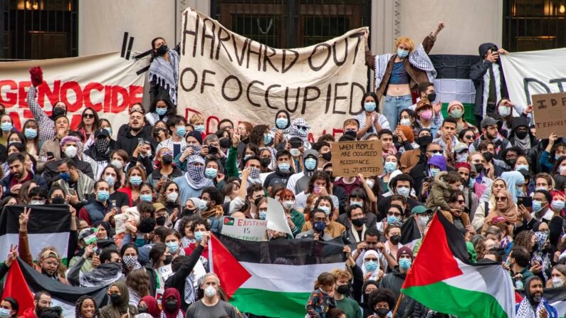 Des manifestants brandissent des pancartes en soutien à la "résistance" palestinienne lors d'un rassemblement à l'université de Harvard à Cambridge, Massachusetts, le 14 octobre 2023. (Joseph Prezioso/AFP via Getty Images)