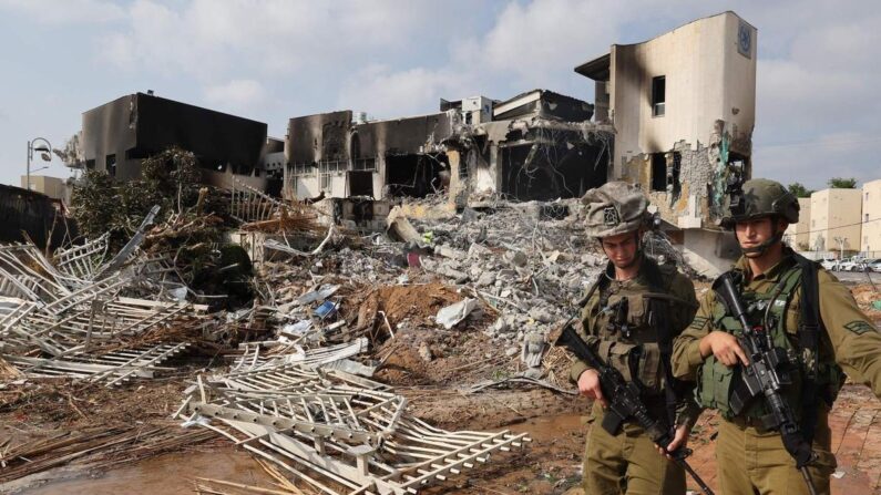 Des soldats devant un poste de police israélien endommagé lors des combats menés pour déloger les terroristes du Hamas, le 8 octobre 2023. (Jack Guez/AFP via Getty Images)