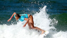 Une Australienne bat le record de la plus grosse vague surfée par une femme